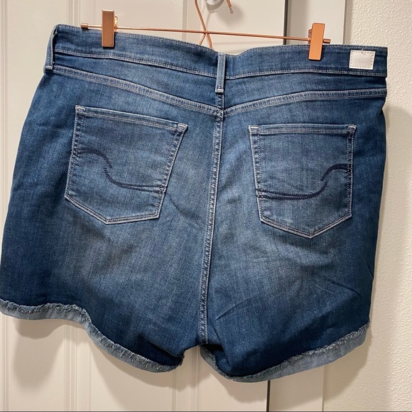 Levi’s shorts 22 nwt irregular - Picture 2 of 3